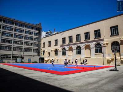 ...situate attorno a un grande cortile adibito a palestra esterna...